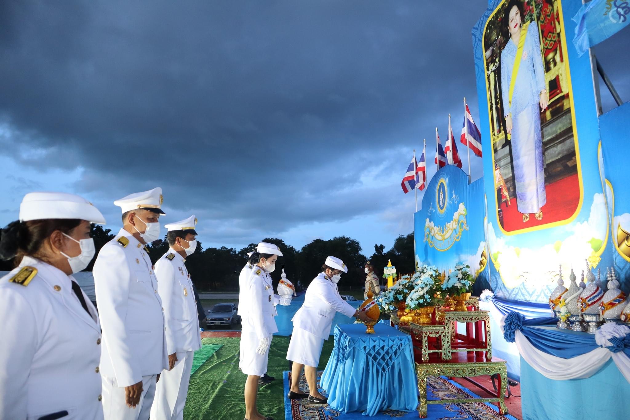 พิธีถวายเครื่องราชสักการะและวางพานพุ่ม และพิธีจุดเทียนถวายพระพรชัยมงคล เนื่องในโอกาสวันเฉลิมพระชนมพรรษา ๑๒ สิงหาคม ๒๕๖๕ ณ สนามพระกิตติมงคลพิพัฒน์