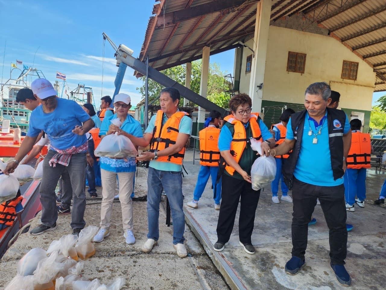 ร่วมงานกิจกรรมปล่อยพันธุ์สัตวน้ำเนื่องในวันเฉลิมพระชนมพรรษาสมเด็จพระะนางเจ้าสิริกิติ์ พระบรมราชินีนาถ พระบรมราชชนนีพันปีหลวง