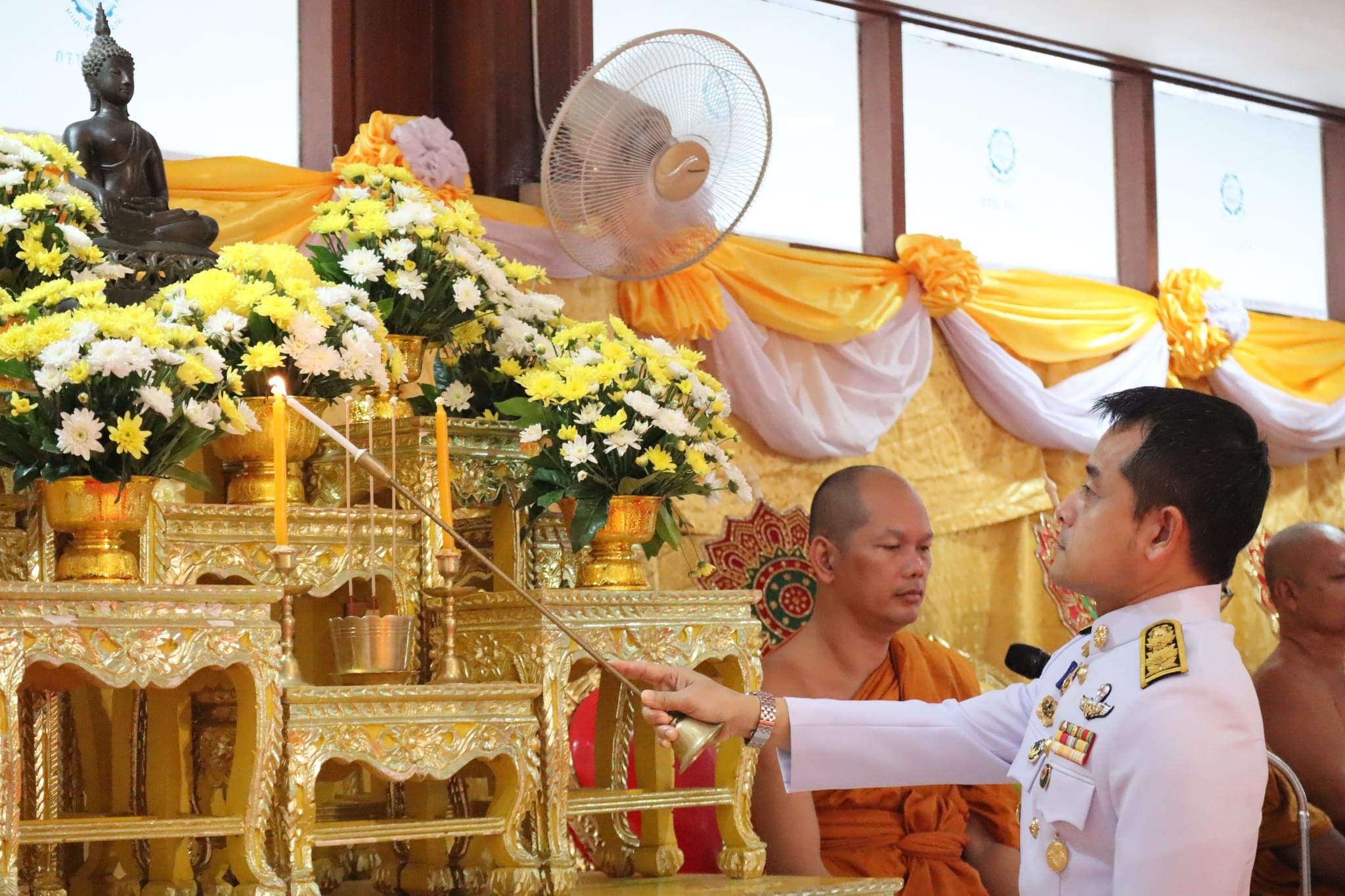 พิธีทำบุญตักบาตรถวายพระราชกุศล พิธีวางพานพุ่มดอกไม้  เนื่องในวันคล้ายวันพระบรมราชสมภพพระบาทสมเด็จพระบรมชนกาธิเบศร มหาภูมิพลอดุลยเดชมหาราช บรมนาถบพิตร วันชาติ และวันพ่อแห่งชาติ ๕ ธันวาคม ๒๕๖๖