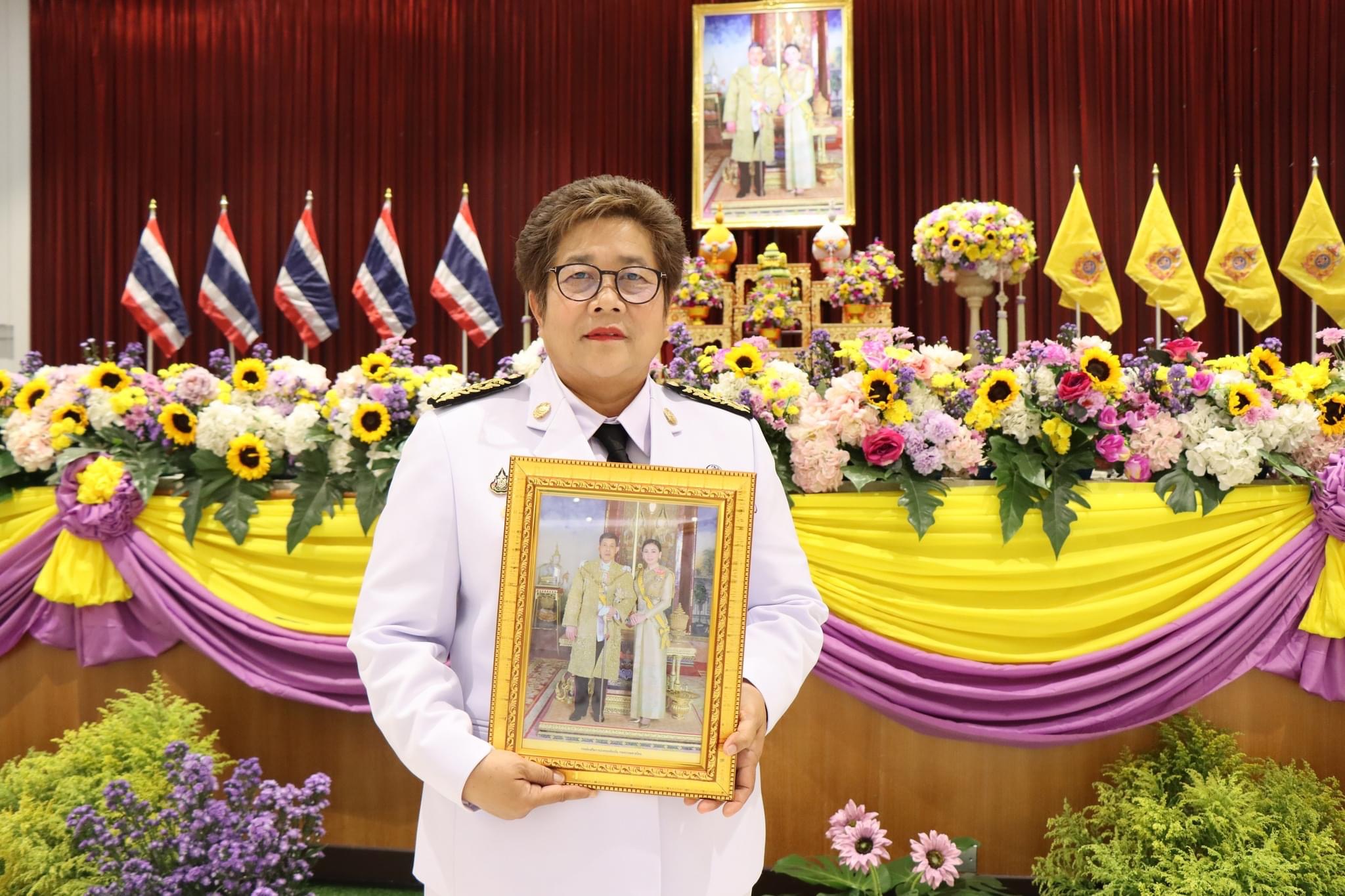 พิธีรับพระราชทานพระบรมฉายาลักษณ์ พระบามสมเด็จพระเจ้าอยู่หัว ที่ฉายกับสมเด็จพระนางเจ้าฯพระบรมราชินี