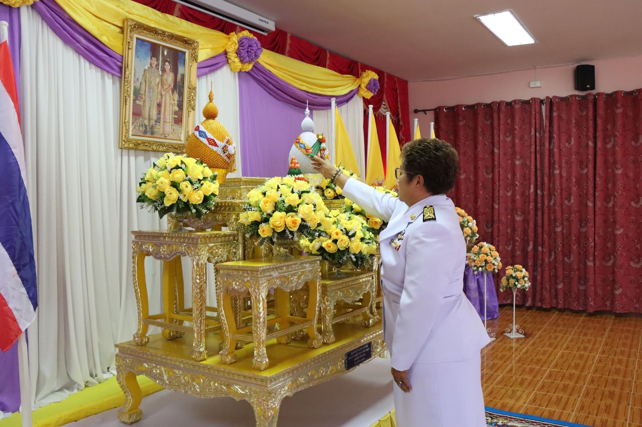 พิธีรับพระราชทานพระบรมฉายาลักษณ์ พระบาทสมเด็จพระเจ้าอยู่หัวที่ฉายกับสมเด็จพระนางเจ้าฯ พระบรมราชินี