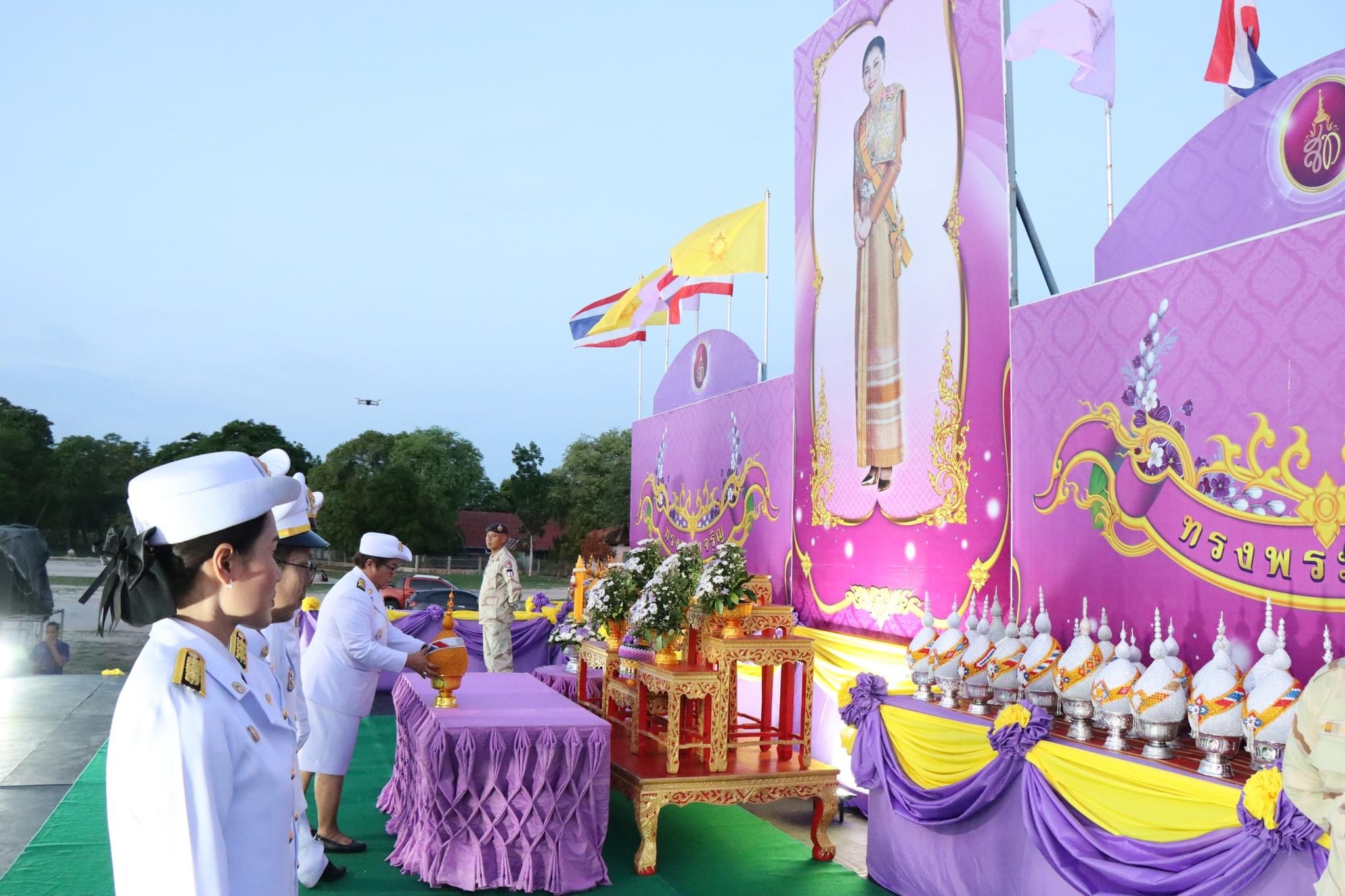 พิธีถวายเครื่องราชสักการะและวางพานพุ่ม