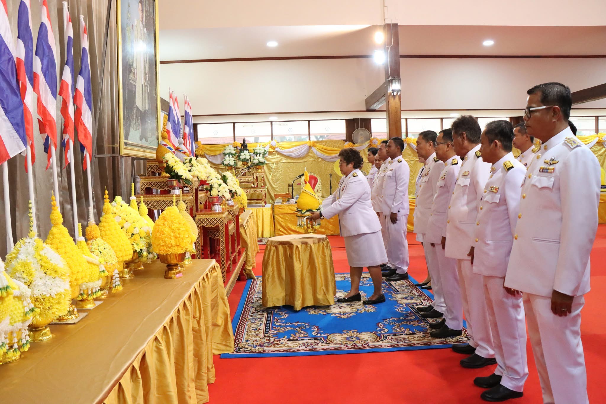 พิธีทำบุญตักบาตรถวายพระราชกุศล พิธีวางพานพุ่มดอกไม้  เนื่องในวันคล้ายวันพระบรมราชสมภพพระบาทสมเด็จพระบรมชนกาธิเบศร มหาภูมิพลอดุลยเดชมหาราช บรมนาถบพิตร วันชาติ และวันพ่อแห่งชาติ ๕ ธันวาคม ๒๕๖๗