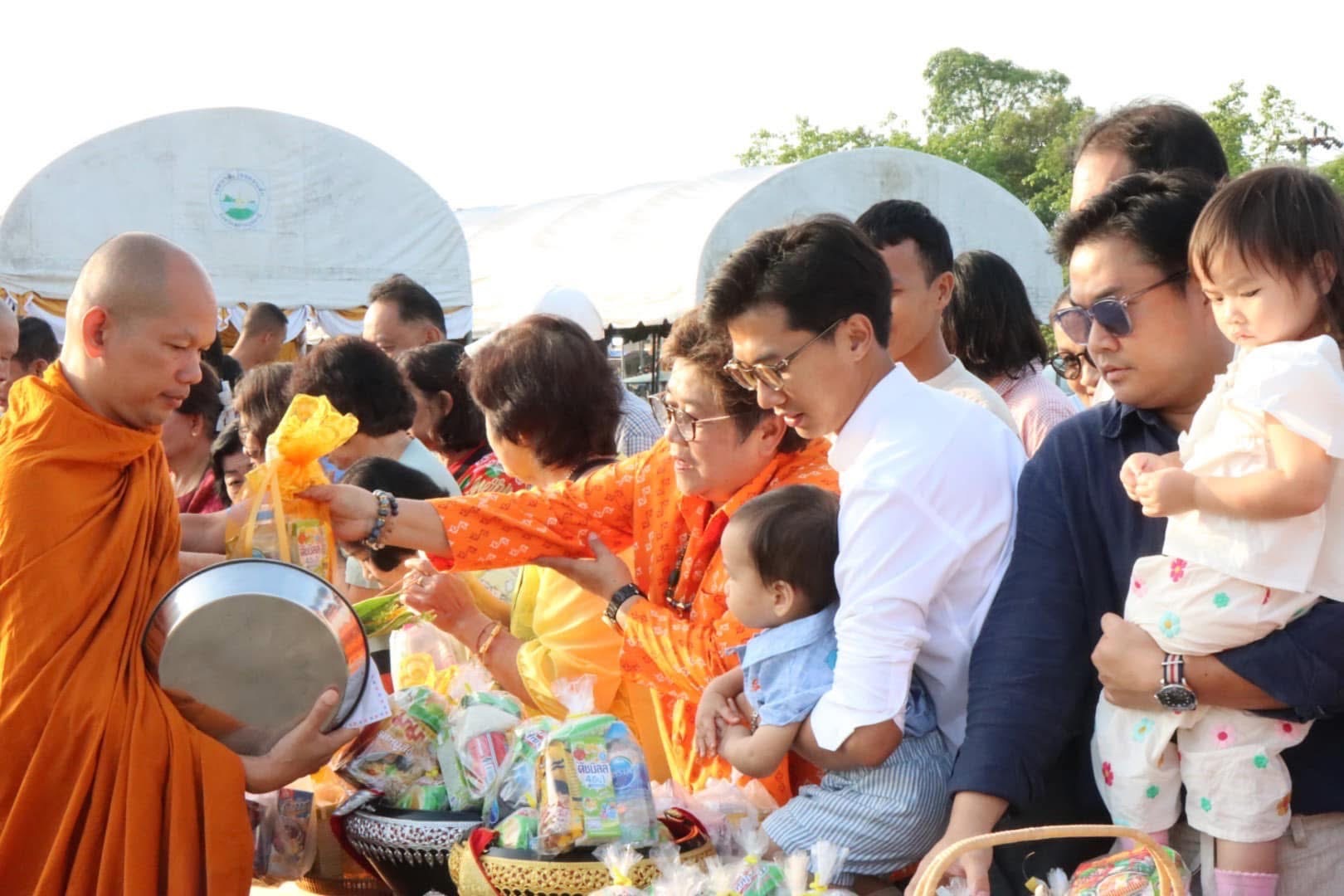 ทำบุญตักบาตรเพื่อความเป็นสิริมงคลเนื่องในวันขึ้นปีใหม่ 2568
