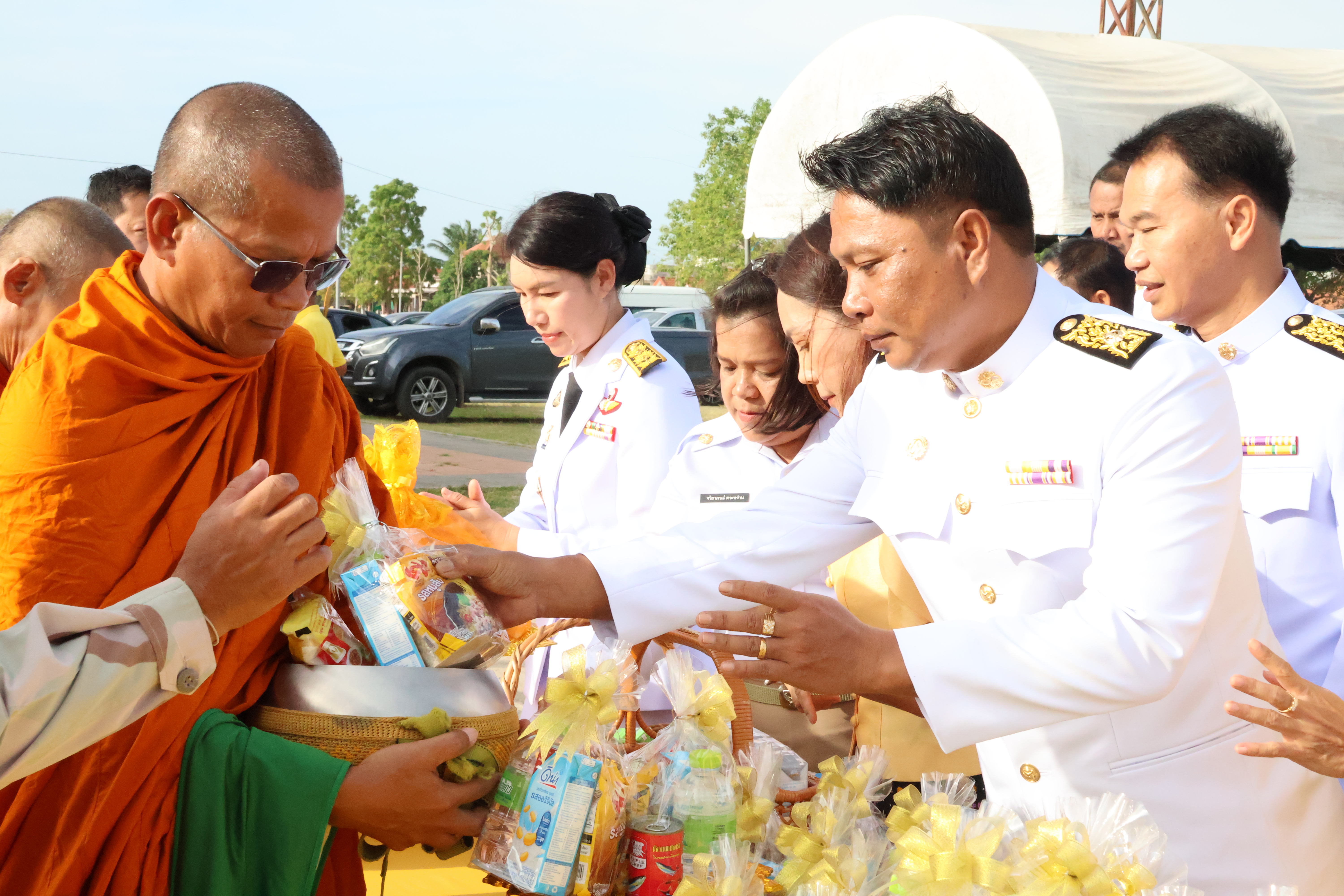 พิธีทำบุญตักบาตร ถวายเป็นพระราชกุศล เนื่องในวันเฉลิมพระชนมพรรษาพระบาทสมเด็จพระเจ้าอยู่หัว