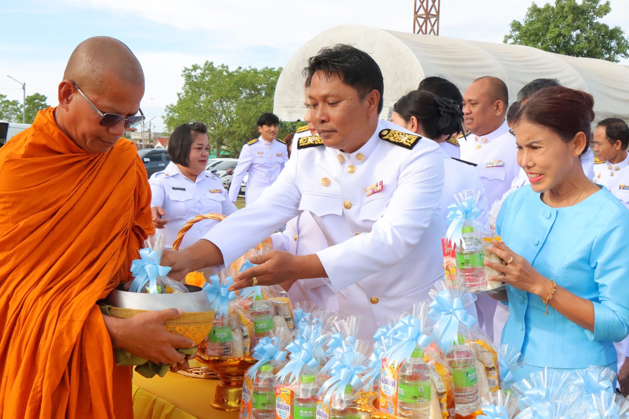 ร่วมพิธีทำบุญตักบาตร ถวายเป็นพระราชกุศลฯ เนื่องในวันแม่