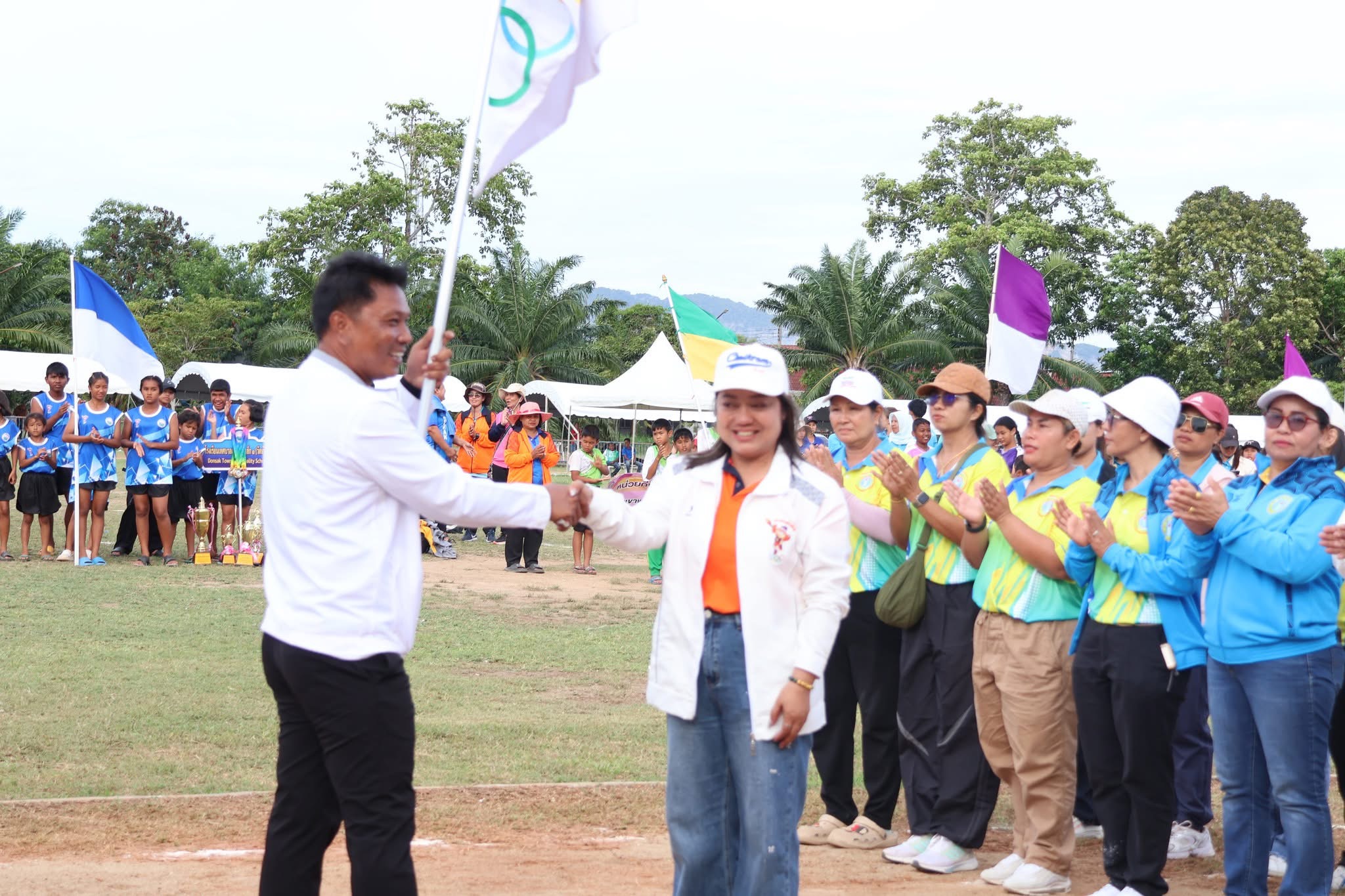 ปิดฉากกีฬาท้องถิ่นสัมพันธ์ฯ ครั้งที่ 4 " พร้อม" ส่งมอบธงให้เทศบาลเมืองดอนสักเป็นเจ้าภาพครั้งต่อไป