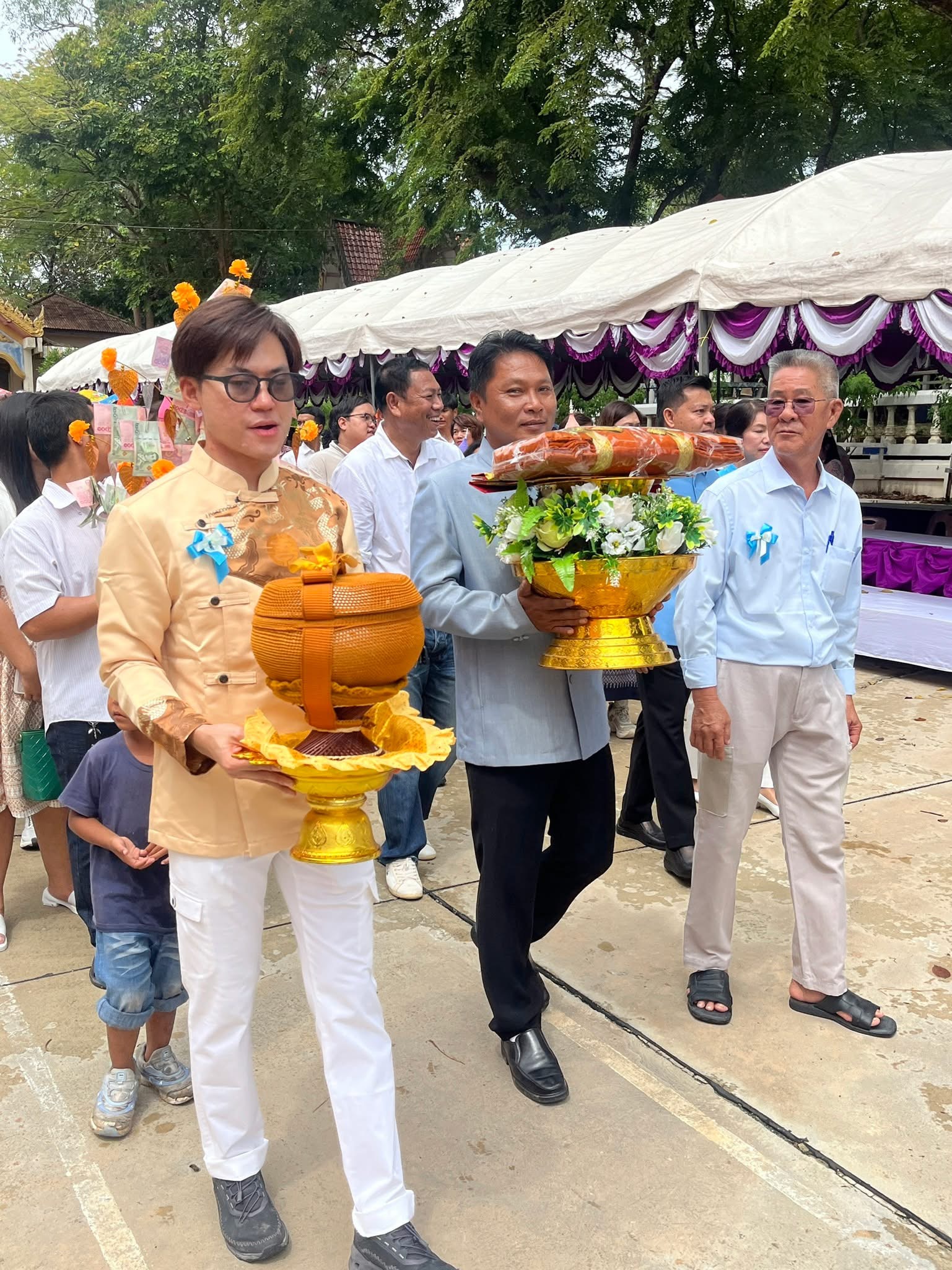 นายกเทศมนตรีเมืองดอนสักร่วมทอดกฐินสามัคคี ณ วัดเขาสุวรรณประดิษฐ์