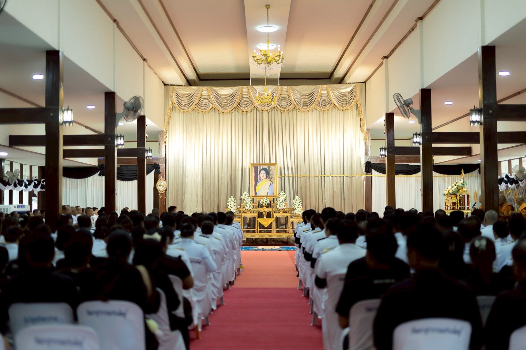 พิธีบำเพ็ญพระราชกุศลปัณรสมวาร (สวรรคตครบ ๑๕ วัน) อุทิศถวายเป็นพระราชกุศลแด่ สมเด็จพระนางเจ้าสิริกิติ์ พระบรมราชินีนาถ พระบรมราชชนนีพันปีหลวง
วันศุกร์ที่ ๗ พฤศจิกายน ๒๕๖๘ เวลา ๑๖.๓๐ น นางสาวรินภัทร วิชัยดิษฐ รองนายกเทศมนตรีเมืองดอนสัก พร้อมผู้บริหาร สมาชิกสภาเทศบาล พนักงานเทศบาล ร่วมพิธีบำเพ็ญพระราชกุศลปัณรสมวาร (สวรรคตครบ ๑๕ วัน) เพื่ออุทิศถวาย เป็นพระราชกุศล แด่ สมเด็จพระนางเจ้าสิริกิติ์ พระบรมราชินีนาถ พระบรมราชชนนีพันปีหลวง ณ ศาลาการเปรียญ วัดเขาสุวรรณประดิษฐ์ โดยมีนายเลอพงศ์ สวนสังข์ นายอำเภอดอนสัก เป็นประธานในพิธีฯ มีข้าราชการ และประชาชนร่วมพิธีด้วยความพร้อมเพรียงและสำนึกในพระมหากรุณาธิคุณอย่างหาที่สุดมิได้