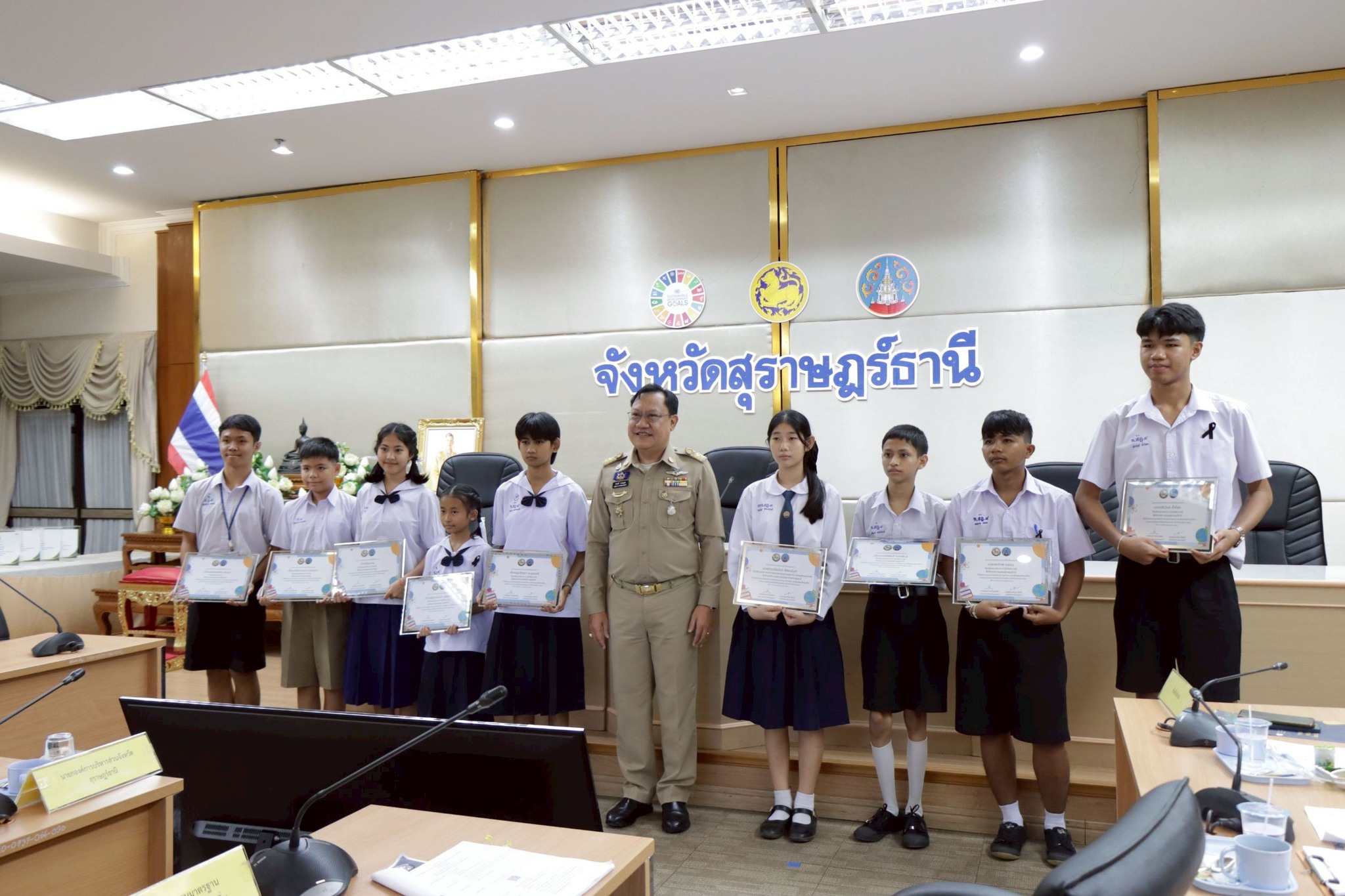 เทศบาลเมืองดอนสัก เข้ารับเกียรติบัตรองค์กรปกครองส่วนท้องถิ่นดีเด่นด้านสิ่งแวดล้อม ในการประชุมผู้บริหารฯ ระดับจังหวัด
