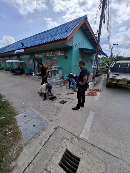 กองช่าง ดำเนินการซ่อมตะแกรงเหล็กฝาท่อระบายน้ำ ในพื้นที่ชุมชนโพธิ์ทอง