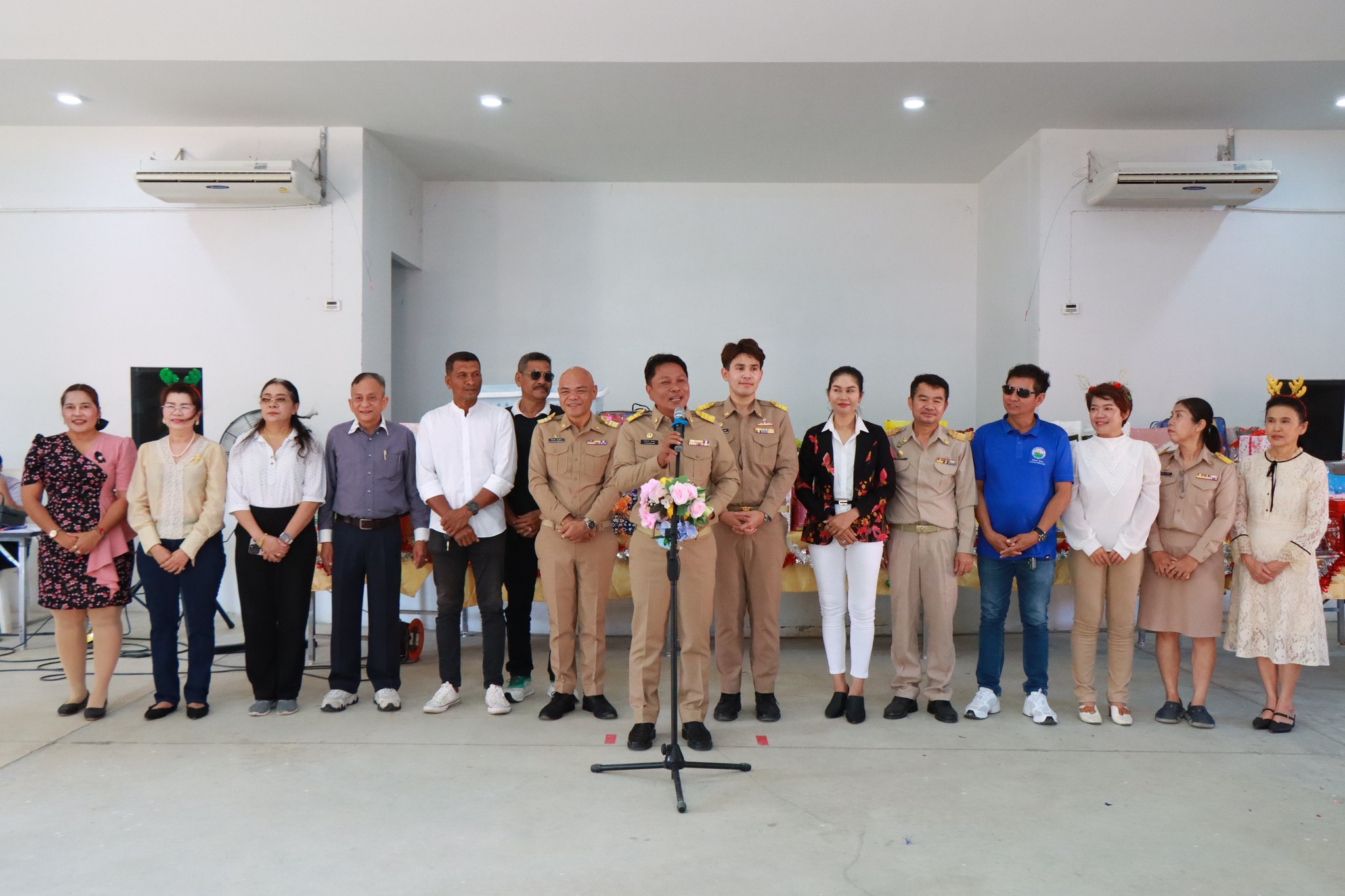 “นายกโกมินทร์” มอบความสุขวันคริสต์มาส เยี่ยมเยียนนักเรียนโรงเรียนสร้างสุข