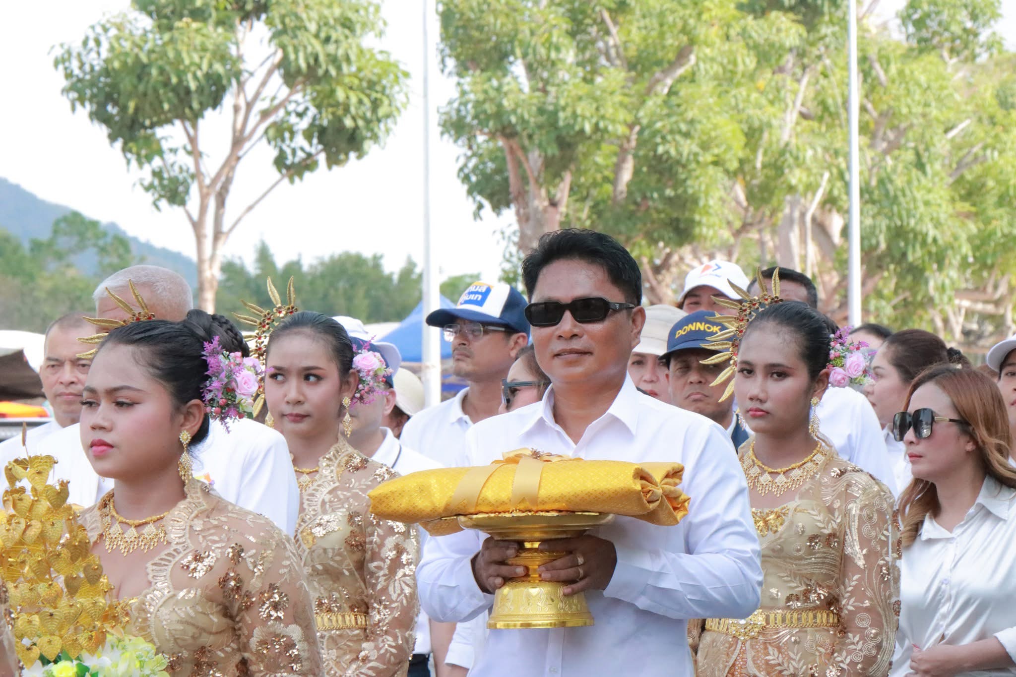 ร่วมสืบสานประเพณีแห่ผ้าขึ้นพระธาตุเจดีย์ วัดเขาสุวรรณประดิษฐ์ ประจำปี 2569