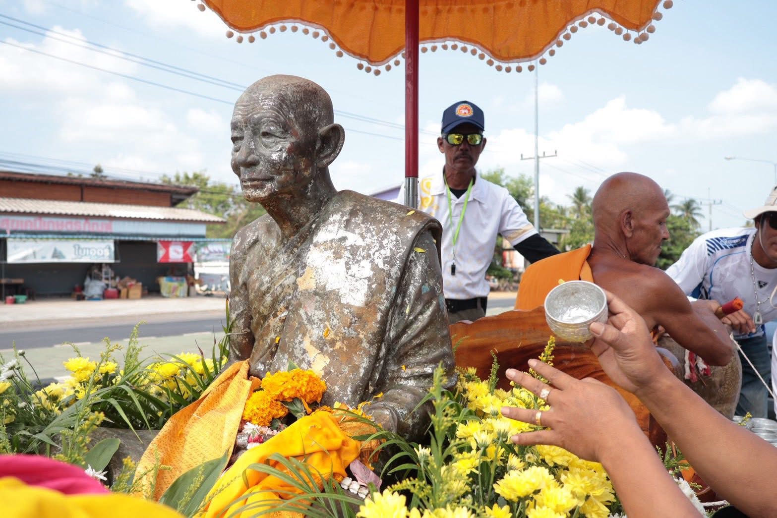 ชาวดอนสักสืบสานประเพณี "จบปีจบเดือน" แห่รูปเหมือนหลวงพ่อขวัญ วัดท้องอ่าว เสริมสิริมงคลรับปีใหม่ไทย