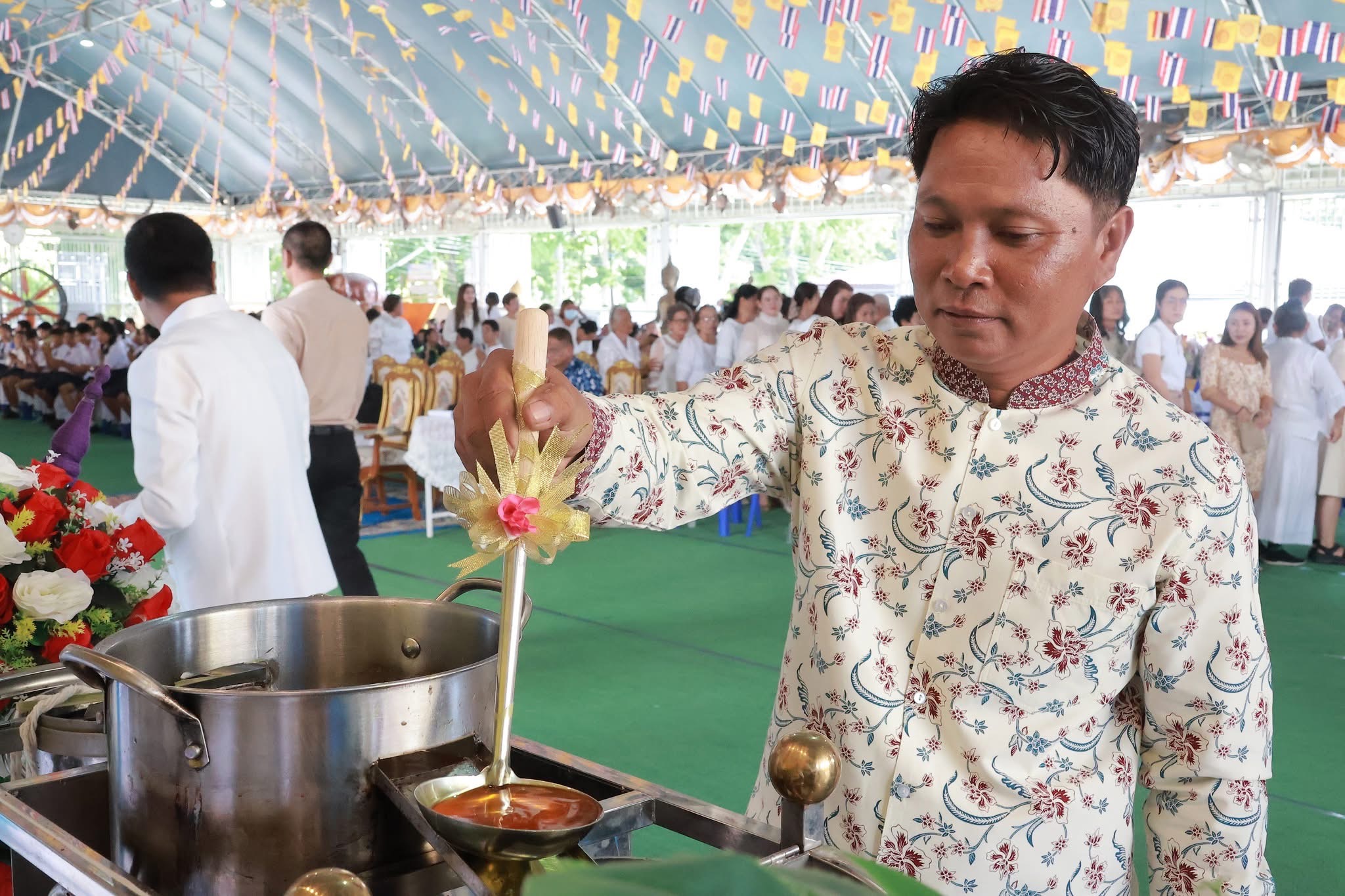 ชาวดอนสักร่วมใจ หล่อเทียนพรรษาเทิดไท้องค์ราชัน สืบสานประเพณีวิถีพุทธ ประจำปี 2569