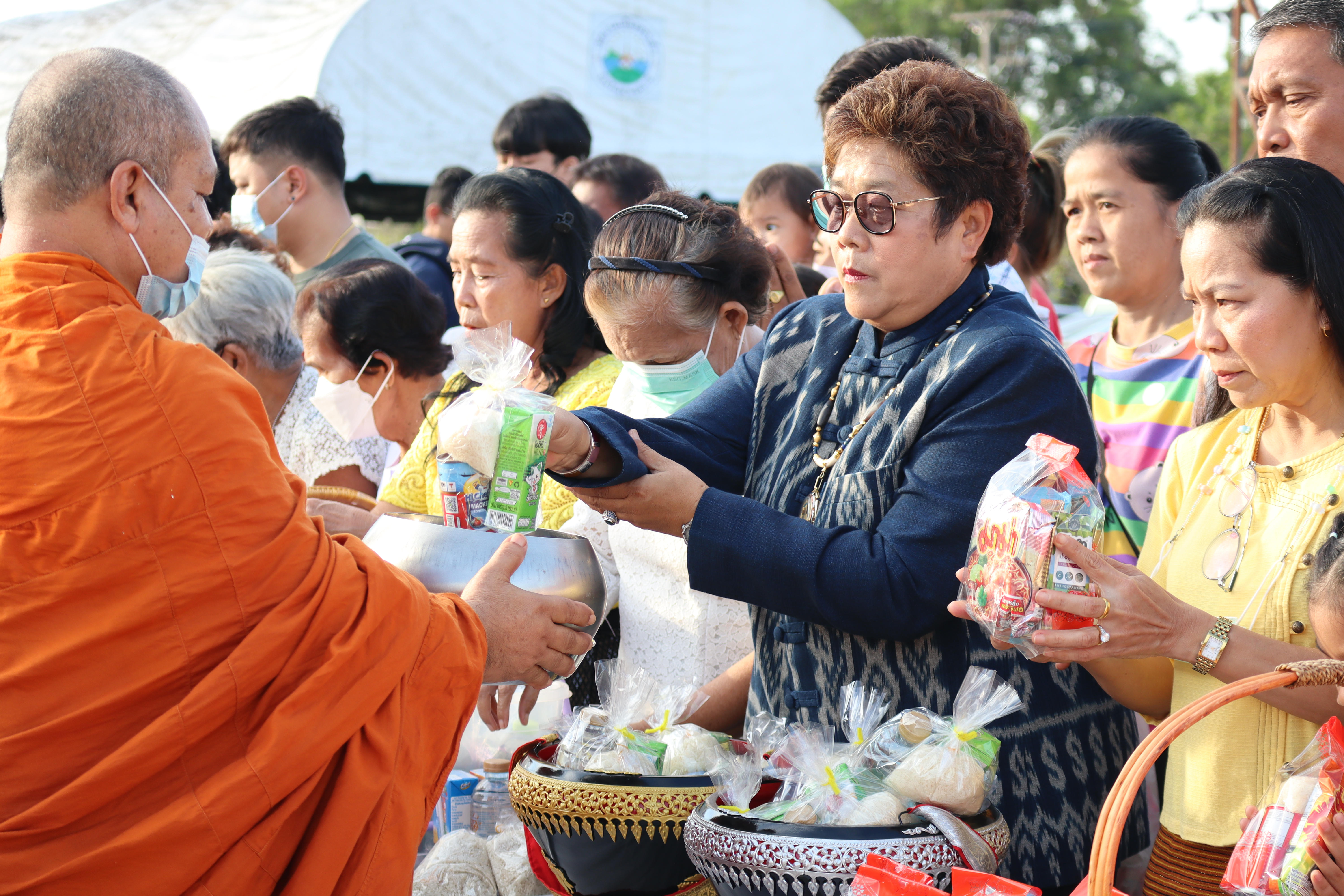 ทำบุญตักบาตรวันขึ้นปีใหม่