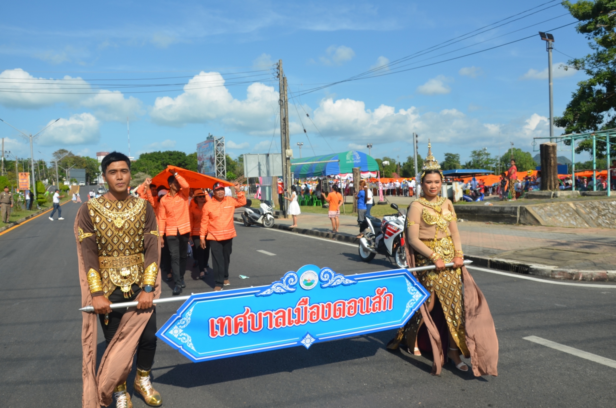  ประเพณีแห่ผ้าขึ้นพระธาตุ ปิดทอง สรงน้ำรูปเหมือนพ่อหลวงจ้อย