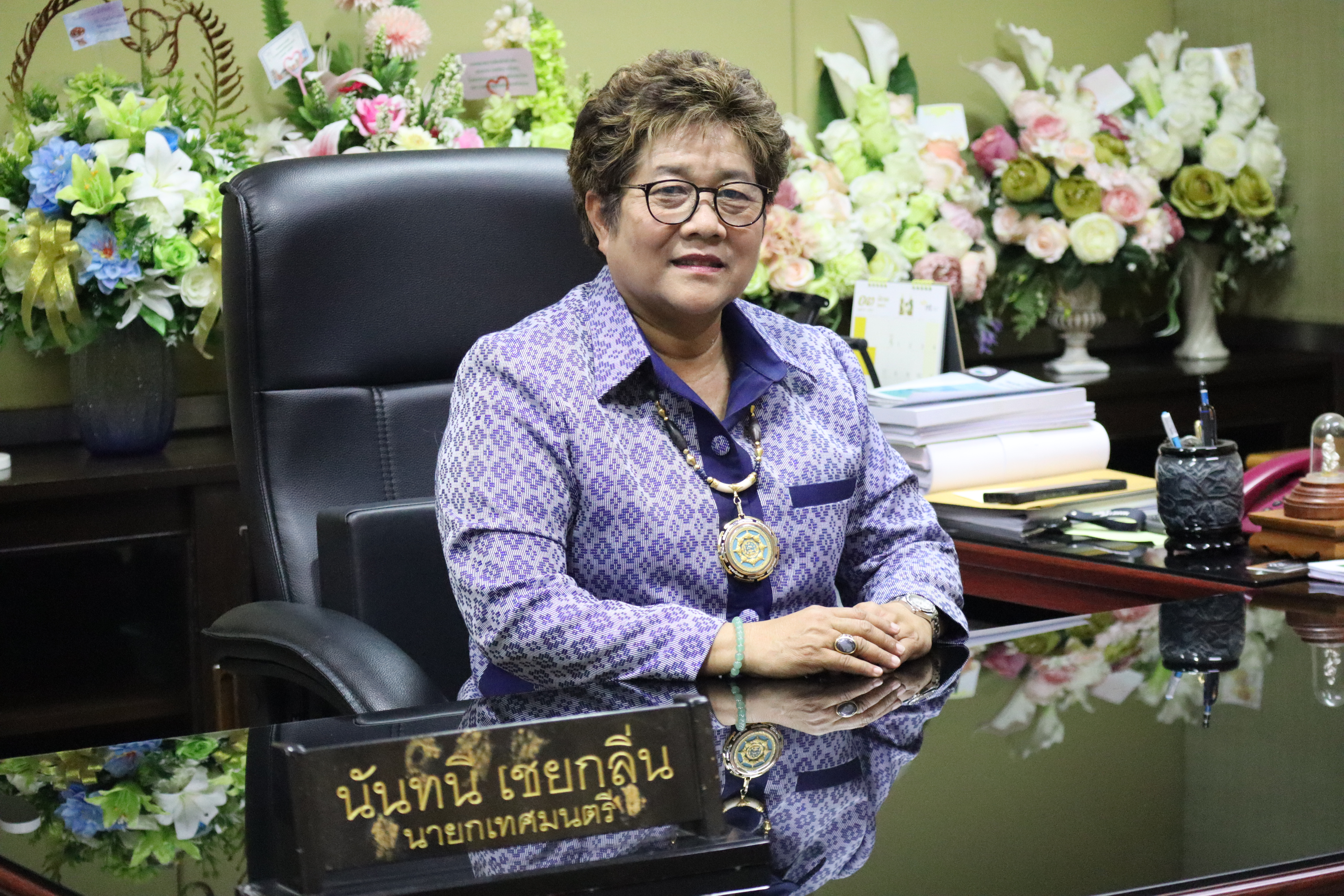 ร่วมรณรงค์ สนับสนุนการสวมใส่ผ้าไทยลายราชวัตรโคม หรือราชวัตรดอกใหญ่ ลายผ้าอัตลักษณ์ประจำจังหวัดสุราษฎร์ธานี