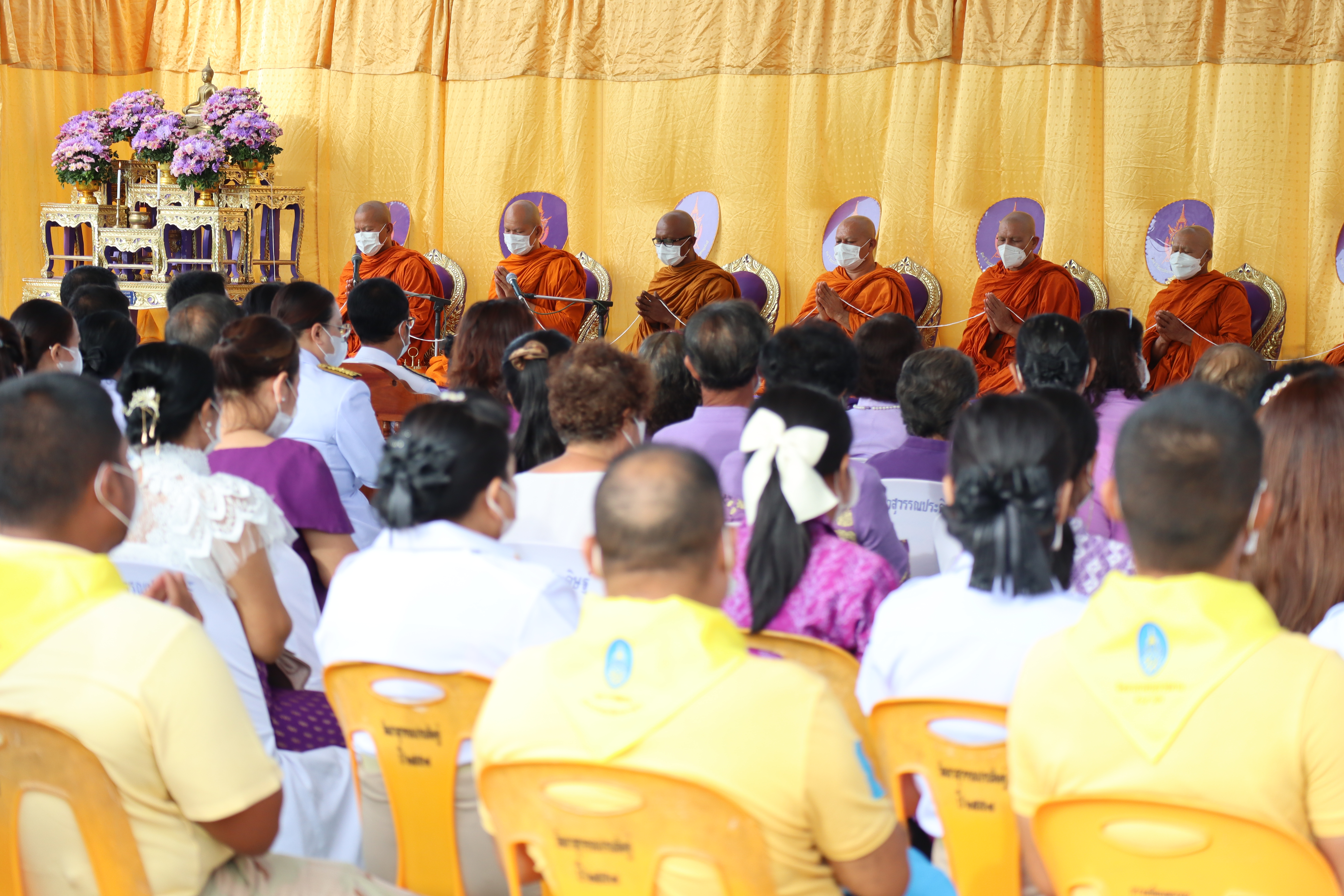พิธีทำบุญตักบาตรถวายพระราชกุศล  เนื่องในวันเฉลิมพระชนมพรรษา สมเด็จพระนางเจ้าฯ พระบรมราชินี 