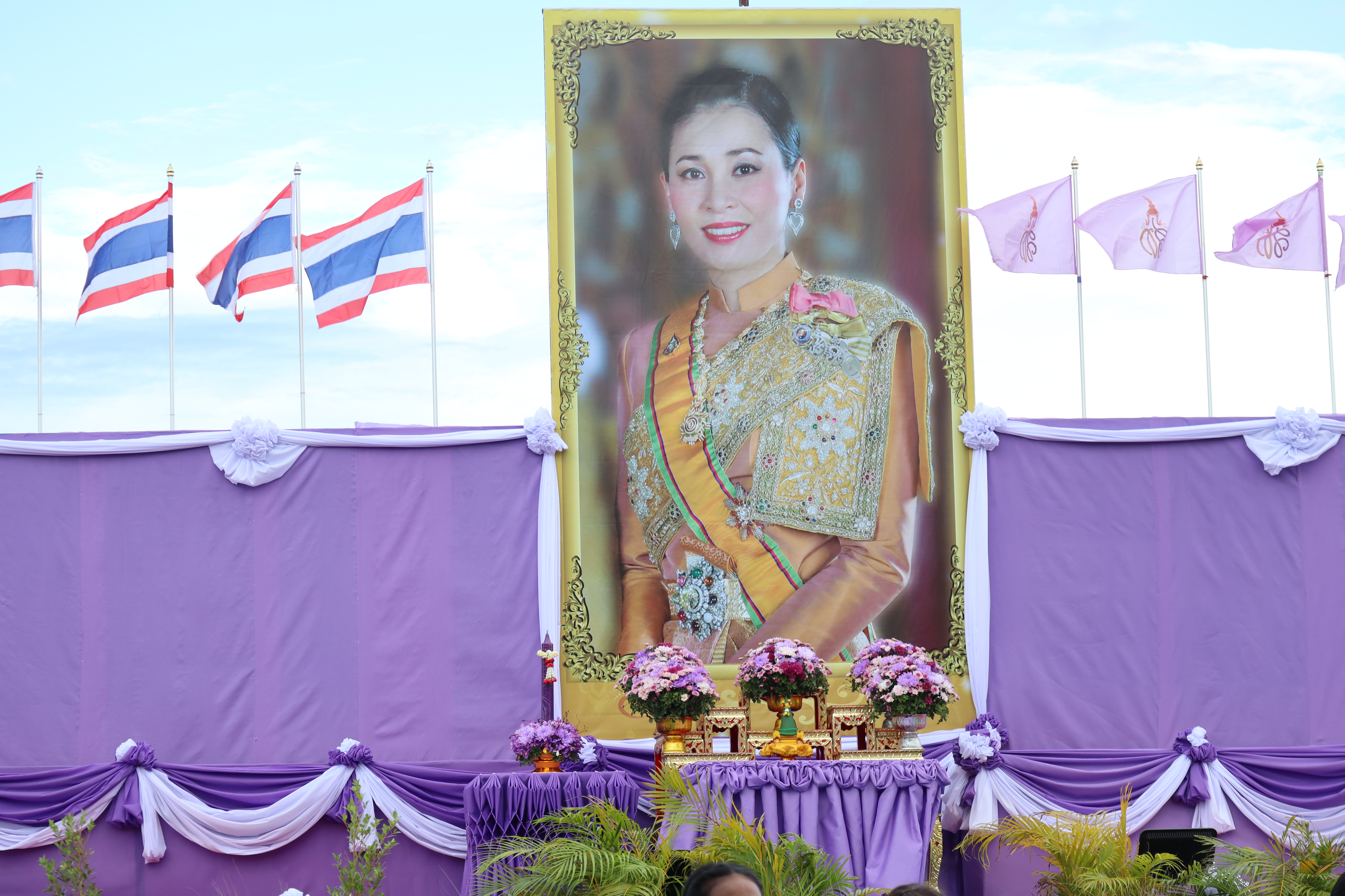 พิธีถวายเครื่องราชสักการะและวางพานพุ่ม